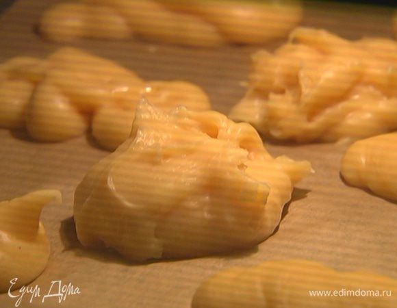 Отправить профитроли в разогретую духовку на 15 минут.  