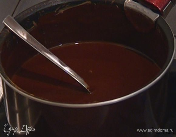 Приготовить шоколадный соус: в небольшой кастрюле соединить шоколад, какао, 100 г сахара и 20 г сливочного масла, влить 250 мл сливок и 100 мл горячей воды, все перемешать. Поставить кастрюлю на огонь и прогревать соус до появления первых пузырьков, постоянно помешивая. Если нужно, добавить еще немного воды. 