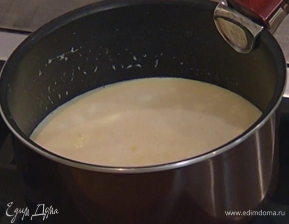 Приготовить крем: в кастрюле соединить оставшийся сахар, сливочное масло и  сливки, влить молоко и ванильный экстракт и поставить на огонь. Крахмал развести небольшим количеством холодной воды и перемешать, чтобы не было комочков. Снять кастрюлю с огня, с помощью венчика ввести разведенный крахмал и желтки и вымешать. Вернуть кастрюлю на огонь и немного прогреть, постоянно помешивая. Затем взбить крем миксером.