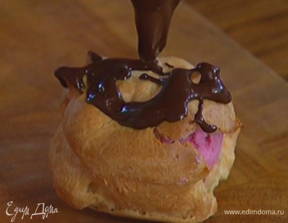 Готовые пирожные наполнить заварным кремом и полить шоколадным соусом.