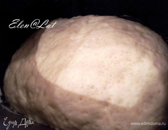 Итак приступим: Сначала тесто, я традиционно замешиваю тесто в хлебопечке. Для этого все ингредиенты, кромке кунжута смешать, выставить программу, подождать два часа и все тесто готово.
Если Вы не обладаете такой нужной штукой, будем месить в ручную))) Для этого смешать все  ингредиенты, естественно без кунжута и хорошо вымесить. Месить такое тесто надо не меньше 10-ти, а лучше 15-ти минут.
Затем тесто положить в миску и накрыть полотенцем или пленкой и поставить в теплое место не менее чем на час.