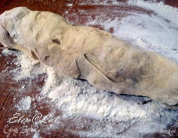 Готовое тесто скатать в длинный жгут.