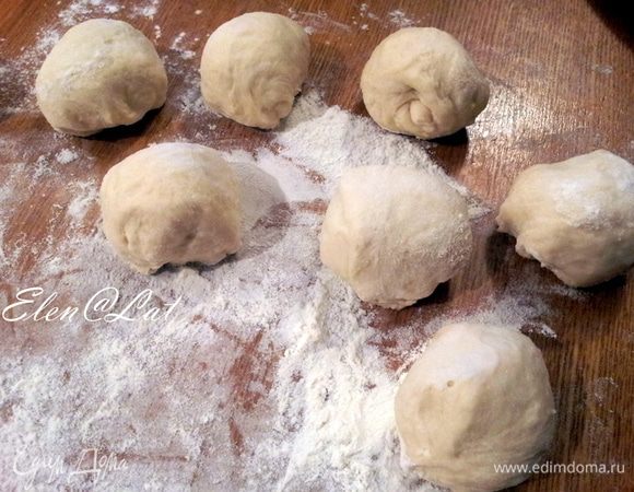 Затем его разделить на равные части. Скатать из них шарики. Для того, чтобы бублики были одинаковые, я взвешиваю каждый кусочек, и вот весить они должны примерно 45-50 граммов.
Шарики выложить на стол и накрыть полотенцем и дать постоять 15 минут.