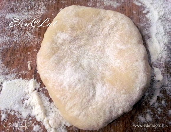 Затем взять шарик, расплющить его ладонью в лепешку.