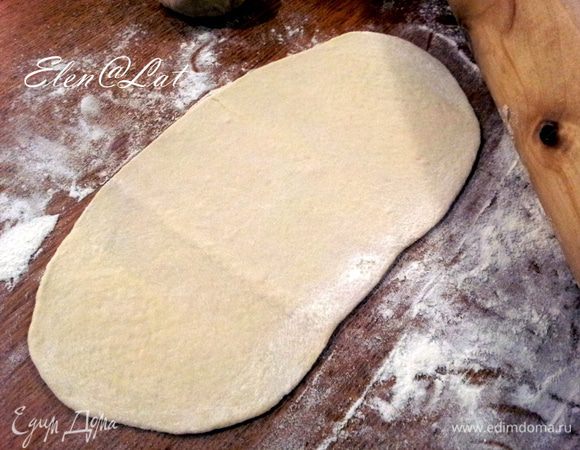 Раскатать лепешку в овальный блин.