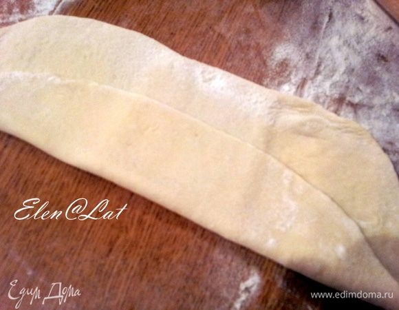 Теперь с длинного края сложить лепешку до середины и прижать ладонью.