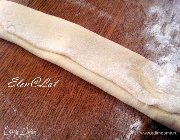 Затем складываем с другой стороны вдоль пополам.