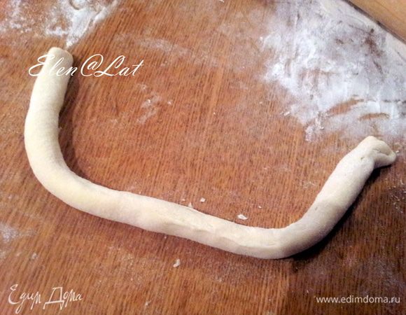 .Покатать немного колбаску по столу, чтобы она стала гладкой и ровной.