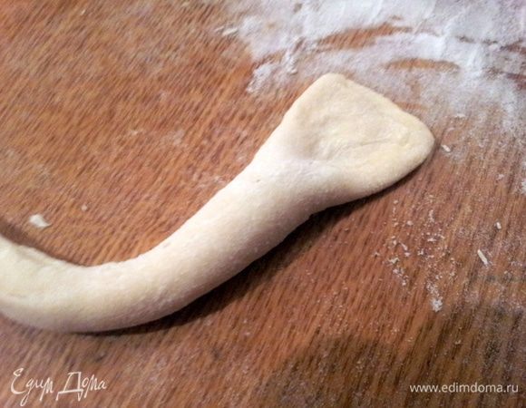 Прокатать скалкой или нажать пальцем, один край трубочки. Он должен быть расплющенный.