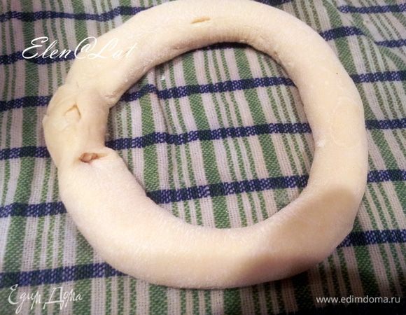 Получившееся кольцо положить на мокрое полотенце.