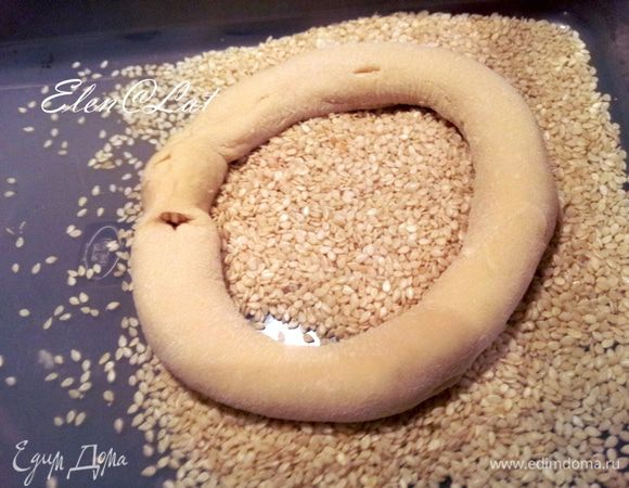 А затем влажной стороной обмакнуть в кунжут.
