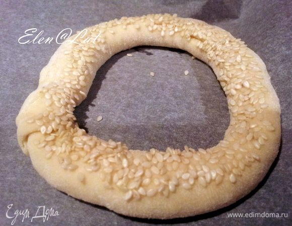 Аккуратно вынуть и положить на противень заранее покрытой пекарской бумагой. 