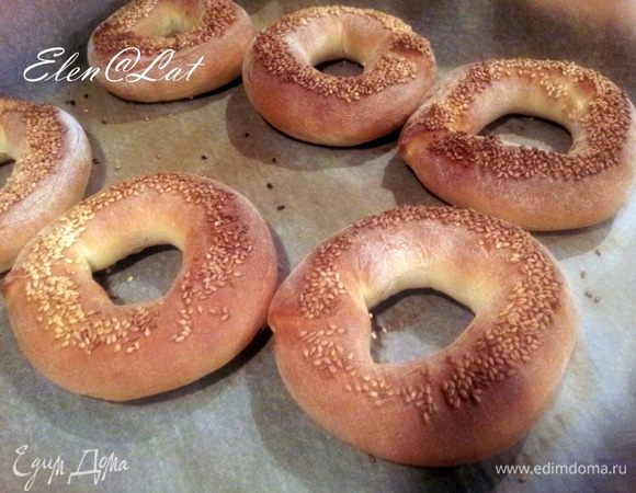 Затем бублики сбрызнуть водой и выпекать в заранее разогретой духовке до 220С 12-15 минут.