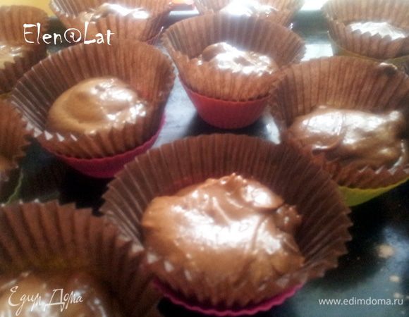 Яйца взбить с сахаром и солью. Добавить молоко, растопленное масло, и хорошо перемешать, затем просеять в тесто муку, разрыхлитель и какао. В конце добавить шоколадные капли для выпечки или мелко порубленный шоколад. Все перемешать и выложить в бумажные формочки на 2/3 высоты.
