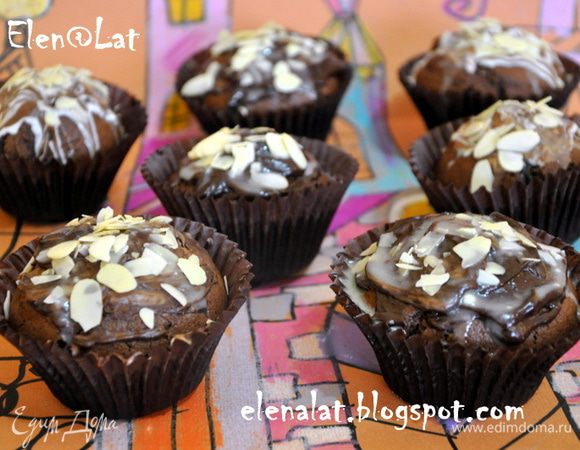 Остудить и покрыть глазурью. Для этого в микроволновке растопить отдельно темный и отдельно белый шоколад. К каждому из видов шоколада добавить по 2 ст.л. молока или сливок. Покрыть остывшие кексы глазурью, чередуя шоколад. Посыпать лепестками миндаля)))