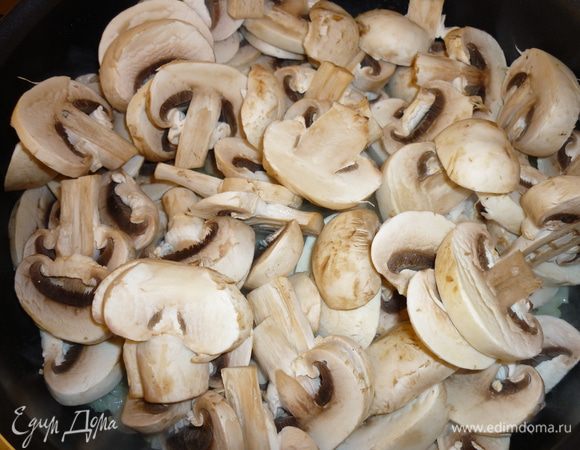 Добавьте грибы,чеснок жарьте 10 минут.