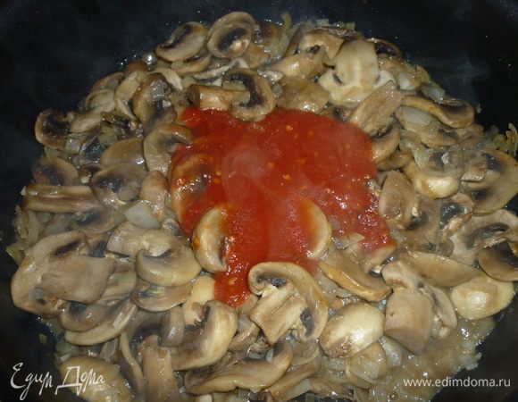 Добавьте томатную пасту и готовьте ещё 2 минуты.