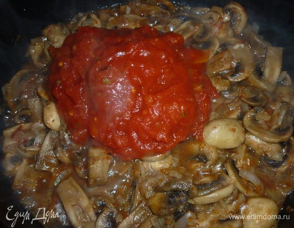 Влейте бульон или воду,положите помидоры.Доведите до кипения,уменьшите огонь и тушите 30 минут.