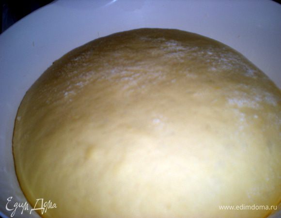 Все ингредиенты для закваски смешать, накрыть полотенцем и оставить в теплом месте на 2 часа. Для теста: муку всыпать в миску и раскрошить руками дрожжи, добавить все остальные ингредиенты. Тщательно перемешать. Когда тесто сформируется, выложить на стол и, не подпыляя мукой, вымешивать до получения гладкого и эластичного теста. После этого подпылите стол и сформируйте шар. Миску немного посыпать мукой и выложить туда шар швом вниз. Накрыть полотенцем и поставить в теплое место на 1 час подниматься.