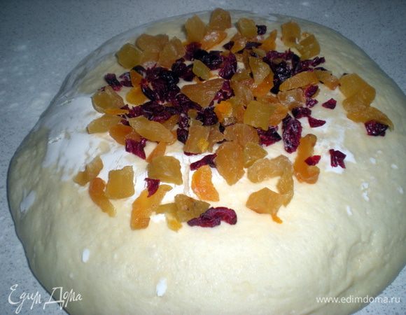 Тесто значительно увеличилось в объеме. Стол подпылить мукой и выложить тесто. Вмешайте начинку.