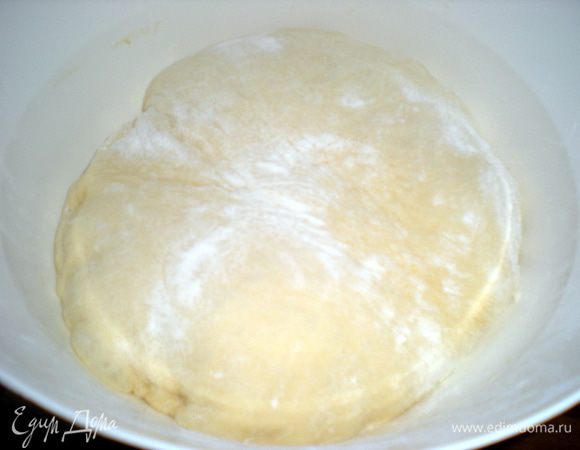 Посыпать миску мукой и уложить в нее тесто швом вниз. Оставить еще на 1 час в тепле, прикрыв полотенцем.