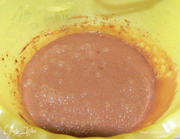 добавить два яйца и взбить миксером чтобы масса увеличилась в объеме 1,5-2 раза и немного посветлела.