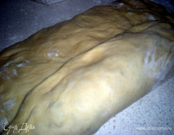 Берем ближний край и заворачиваем его к середине.