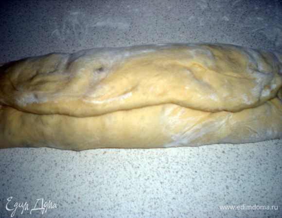 Так же берем дальний от край и заворачиваем его на себя.