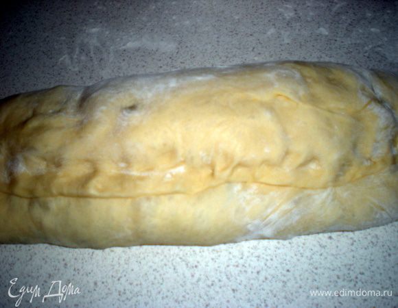 Скрепляем края, прижимая пальцами.