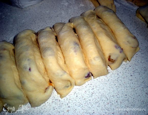 Стараемся отрезать одинаковые кусочки, чтобы булочки равномерно пропеклись. 