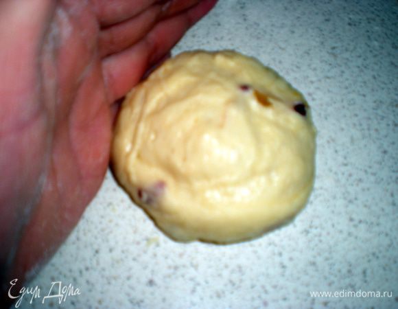 Ладошками формируем круглые булочки.