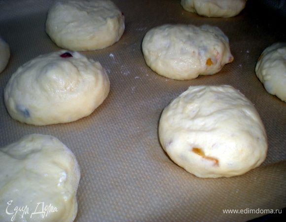 Выкладываем на противень, смазанный маслом. Оставляем расстояние между булочками. Накрываем полотенцем и отправляем в теплое место для расстойки на 2 часа.