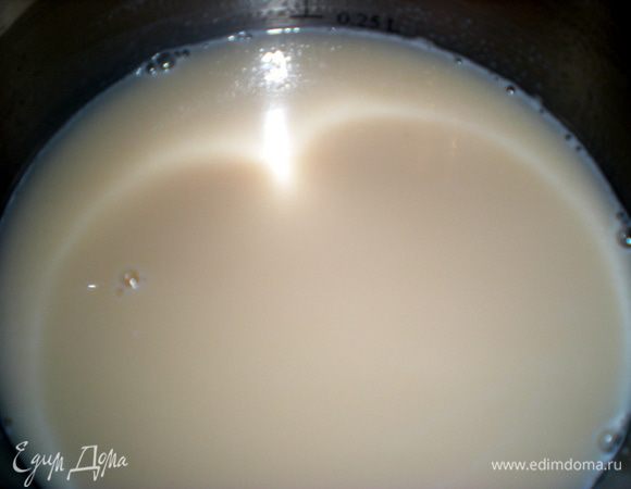 Тем временем варим глазурь. В небольшой кастрюльке подогреть молоко и добавить сахар. На небольшом огне, постоянно помешивая, прогревать, пока сахар не растворится.