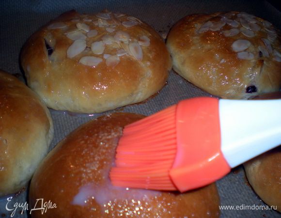 Готовые булочки вынимаем из духовке и сразу горячими смазываем глазурью.