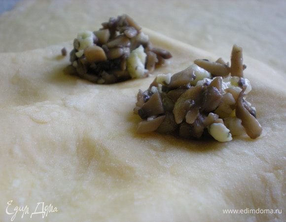 На середину выложить начинку и аккуратно защипить края. Я в свою очередь использую специальные формочки для равиоли.