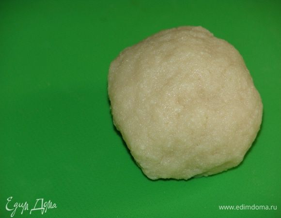 Готовим тесто - смешиваем сахар, соль, соду и рисовую муку. Вскипятить 1 стакан + 2 ст. л. воды. Перемешивая, вливаем воду в муку, замешиваем тесто. Даем остыть до комнатной температуры (долго тесто стоять не должно, иначе откажется слипаться).
