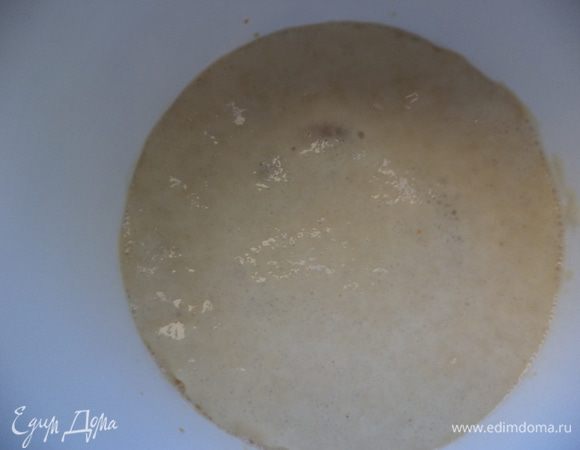 В теплую воду высыпать дрожжи, добавить 1 ч.л. сахара и оставить до появления пышной шапочки