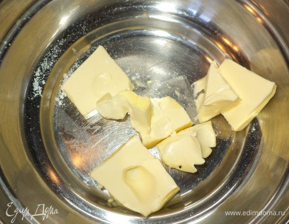 Берем мягкий маргарин,у меня в этот раз было недорогое сливочное масло,и мне показалось что с маргарином было лучше,если нет сразу мягкого маргарина, раньше такой продавался в ванночках по 250 г, то стоит предварительно достать простой из холодильника.