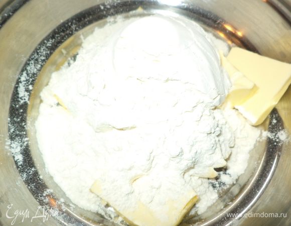 высыпаем туда муку (я оставляю с полстаканчика на всякий случай лучше потом добавить!),оставшийся сахар,но если тесто для несладкого пиога я  ограничеваюсь 1 ст. ложкой, и делаем крошку