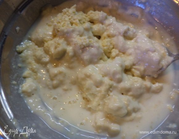 выливаем в крошку дрожжи и перемешиваем,солим и выливаем  очень теплое молоко 