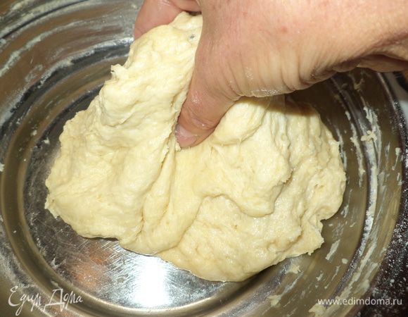 начинаем вымешивать тесто- оно очень податливое,такое живое,и хорошо отстает от посуды и рук,вот здесь можно добавить 1 ст. л. растительного масла (на руку) и остальную муку если нужно тесто не должно быть упругим как обычное дрожжевое,оно должно быть мягким