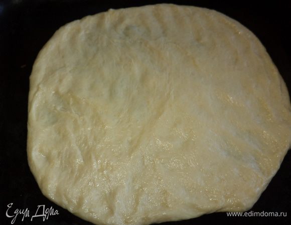 Делим на две части ,одна из них побольше,и так как тесто раскатывать очень сложно,то прямо на листе смазанном маслом начинаем руками расправлять этот больший кусок,это совсем не сложно,наоборот очень приятно чувствовать как тесто слушается каждого движения пальцев!