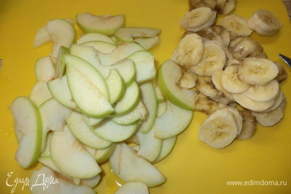 Нарежем яблоки и бананы,яблоки режем не мелко,полудольками,бананы можно взять очень переспевшие,чем спелее, тем вкуснее и ароматней пирог