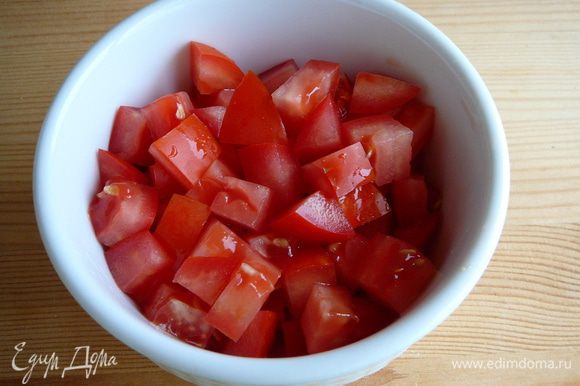 Нарезать средними кубиками помидоры