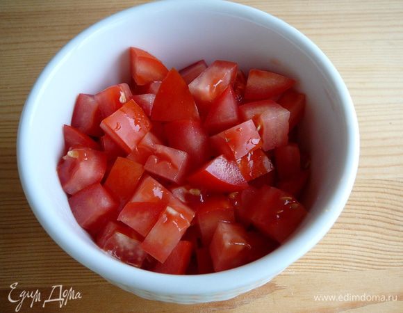 Нарезать средними кубиками помидоры