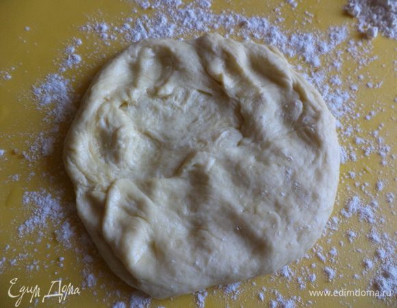 Второй кусок теста выкладываем на присыпанную мукой  разделочную доску