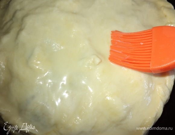 Смажем яйцом разведенным молоком или сливками и отправим в духовку 180* минут на 30-40 до золотистого цвета