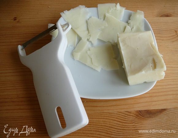 Соединить все ингредиенты (кроме брынзы), перемешать, заправить маслом, солью и перцем.Брынзу я не тру на терке, а делаю лепестки при помощи ножа для чистки картошки)))))))))))