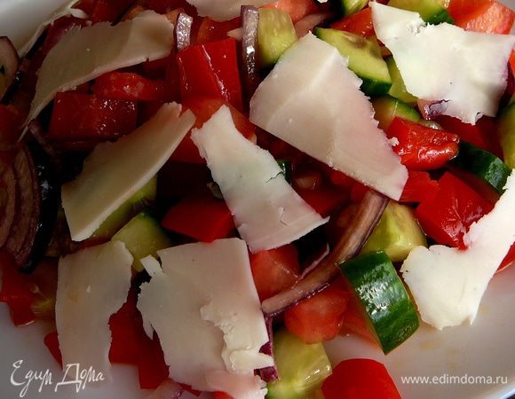 Выложить в порционные салатники, посыпать брынзой и подавать.