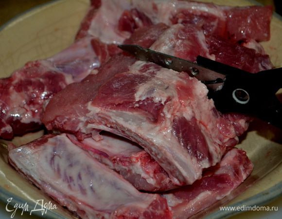 Смажем или сбрызнем сливоч. спреем слоукукер.
Свин.ребрышки разрежем кулинарными ножницами.